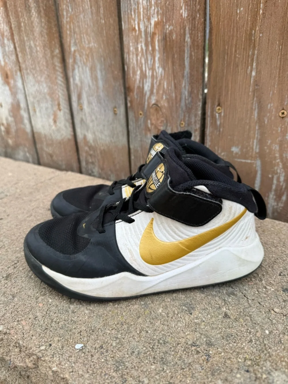 Nike Kids Black White Gold High Top Basketball Shoes Team Hustle Size 2 - Picture 1 of 11